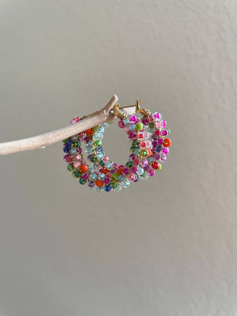 Vergoldete Creolen Bunt Pink Grün Gelb Orange Mit Bunten Perlen Goldschmuck Handmade 18K Vergoldet Myuki Rocailles Große Ohrringe von greetingsfromanna