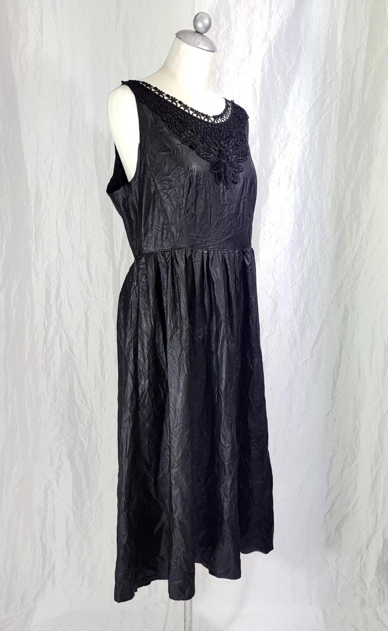 Sommer Lederkleid Mit Spitzendekolette in Gr. 40 von grotesqueandchaotic
