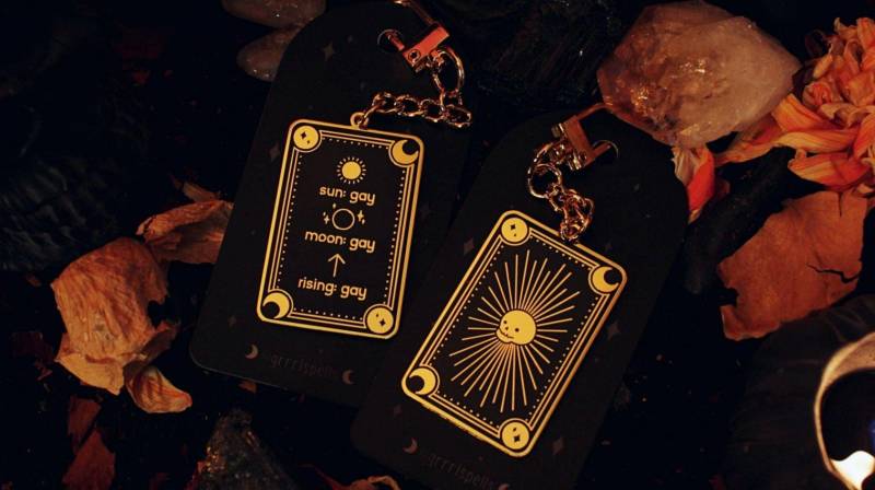 Gay Signs Schlüsselanhänger - Doppelseitiger Aus Emaille Sternzeichen Horoskop Astrologie Queer Lgbtq+ Pride Lustiges Geschenk Sonne Mond Aufgang von grrrlspells