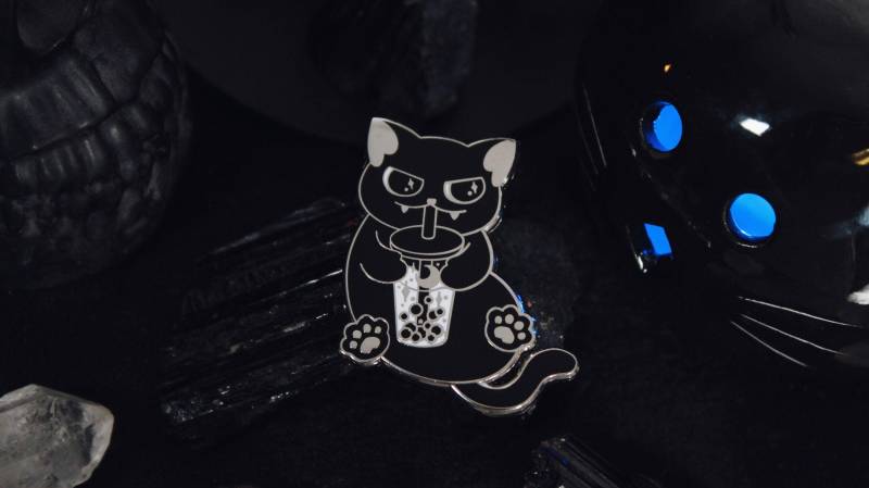 Schwarze Katze Boba Pin - Emaille Anstecknadel Gruselige Gothic Trinkt Bubble Tea Hexe Vertrauter Halloween Süß von grrrlspells