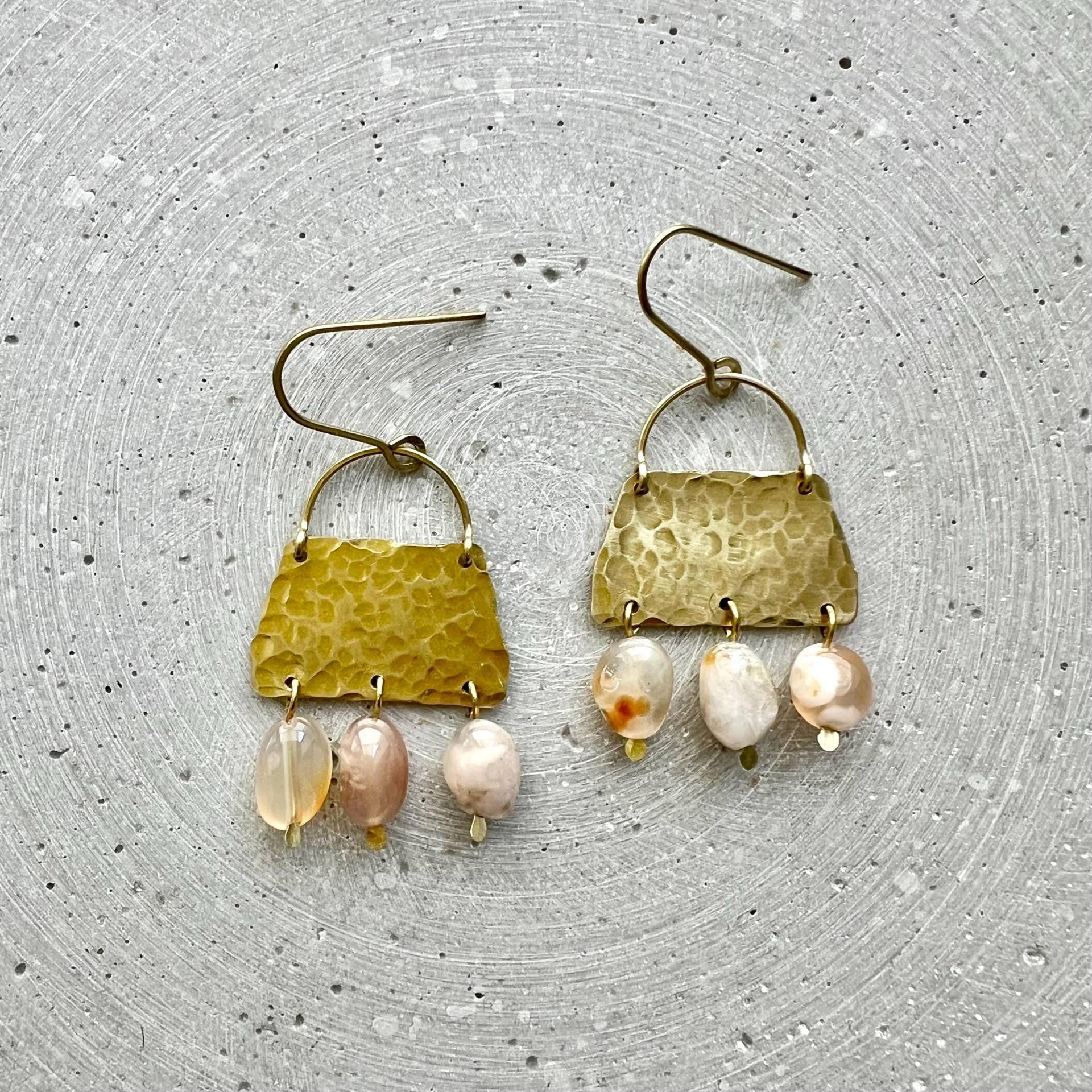 Achat Tropfen Statement Ohrringe, Gehämmerte Messing Ohrhänger Mit Beigen Schmucksteinen, Handgemachter Schmuck Achat Tropfen Statement Ohrringe, Gehämmerte Messing Ohrhänger Mit Beigen Schmucksteinen, Handgemachter Schmuck von gudbling
