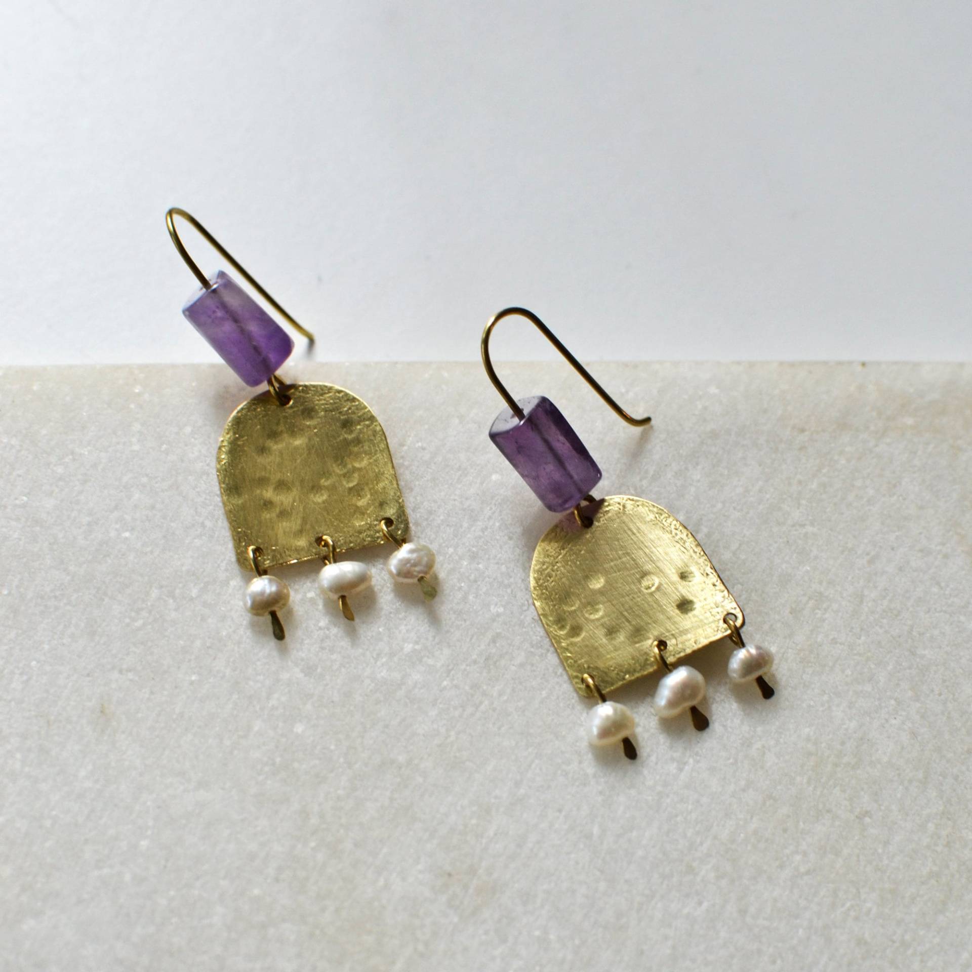 Amethyst Und Süßwasserperlen Ohrhänger Mit Gehämmerten Messing Elementen, Perlen Chandelier Ohrringe Amethyst Und Süßwasserperlen Ohrhänger Mit Gehämmerten Messing Elementen, Perlen Chandelier Ohrringe von gudbling