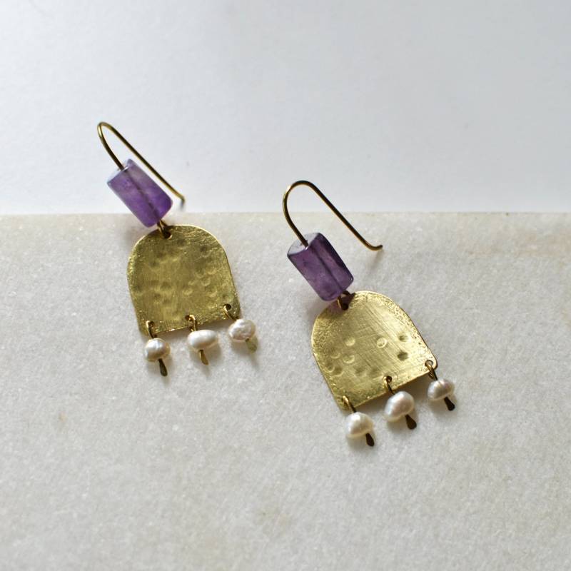 Amethyst Und Süßwasserperlen Ohrhänger Mit Gehämmerten Messing Elementen, Perlen Chandelier Ohrringe Amethyst Und Süßwasserperlen Ohrhänger Mit Gehämmerten Messing Elementen, Perlen Chandelier Ohrringe von gudbling