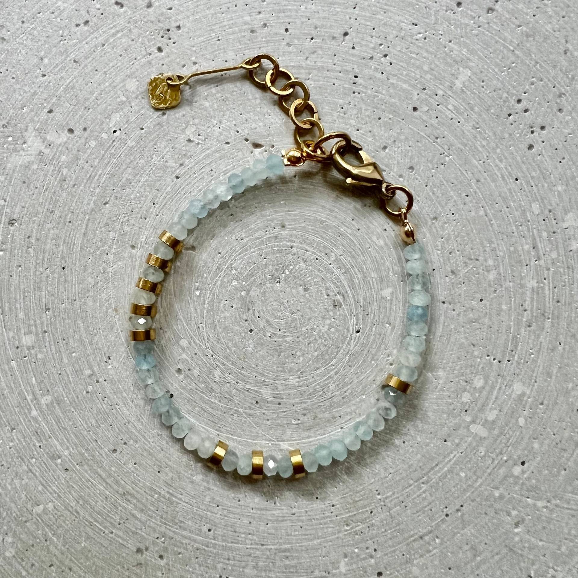 Aquamarine Armband, Hellblauer Naturstein Schmuck, Facettierte Halbedelsteine Mit Messing Scheiben, Geschenk Für Verlobte Aquamarine Armband, Hellblauer Naturstein Schmuck, Facettierte Halbedelsteine Mit Messing Scheiben, Geschenk Für Verlobte von gudbling