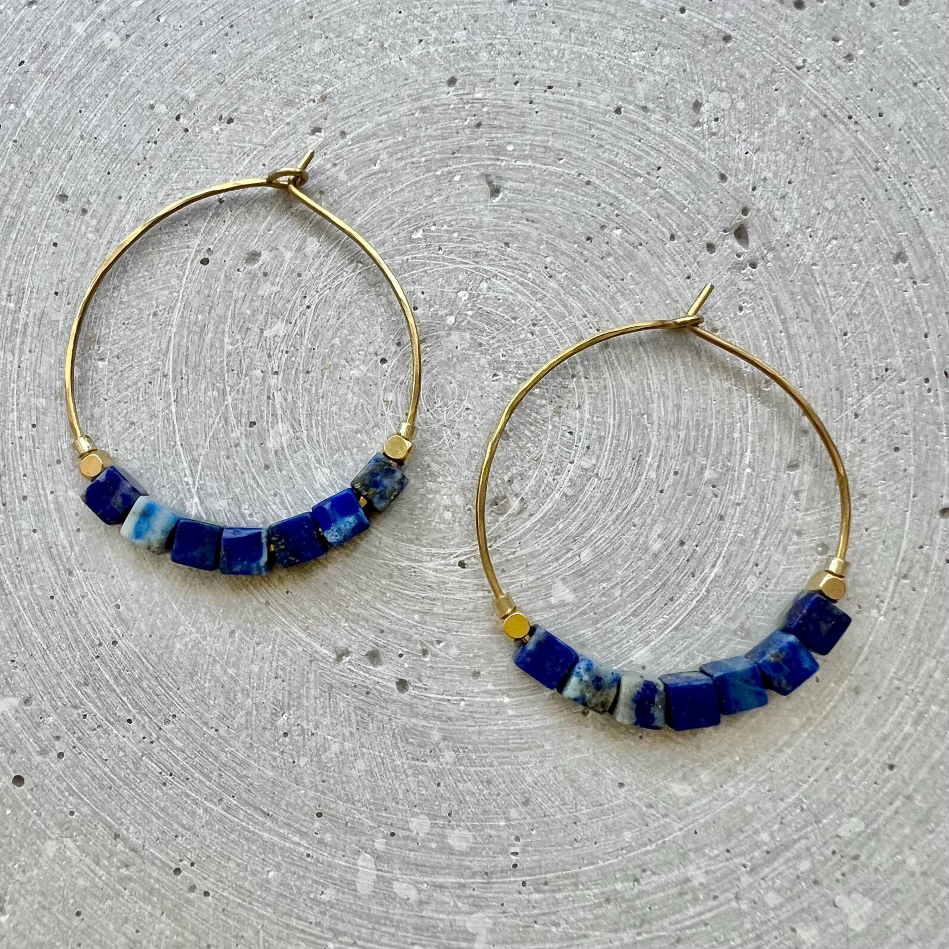 Dunkelblaue Hoop Ohrringe, Lapislazuli Kreolen Mit Feinen Würfel Perlen, Handgemachte Messing Creolen Dunkelblaue Hoop Ohrringe, Lapislazuli Kreolen Mit Feinen Würfel Perlen, Handgemachte Messing Creolen von gudbling