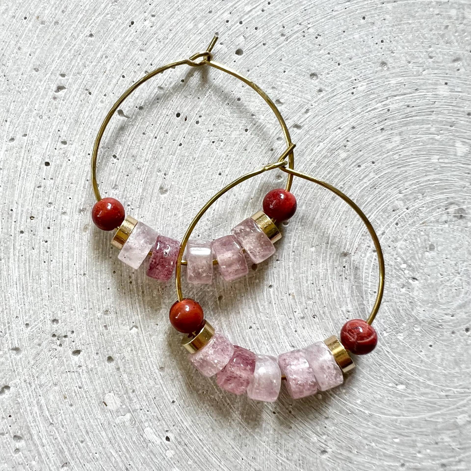 Erdbeer Quarz Kreolen Mit Rotem Jaspis, Zarte Hoop Ohrringe Rosa Schmuckstein, Handgemachte Ohrreifen Erdbeer Quarz Kreolen Mit Rotem Jaspis, Zarte Hoop Ohrringe Rosa Schmuckstein, Handgemachte Ohrreifen von gudbling