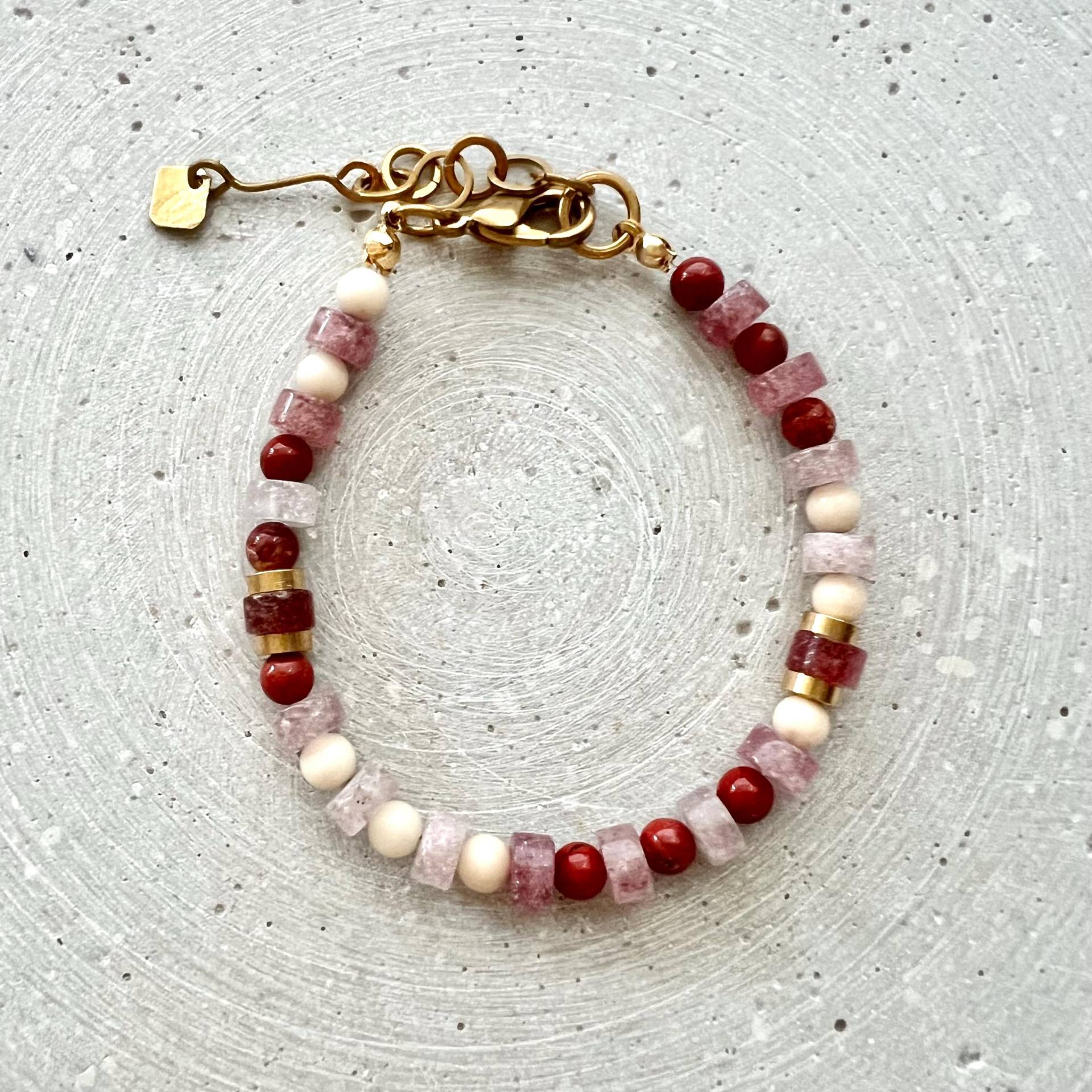 Erdbeerquarz Armband Mit Jaspis Und Fossilperlen, Rosa Rotes Schmuckstein Erdbeerquarz Armband Mit Jaspis Und Fossilperlen, Rosa Rotes Schmuckstein von gudbling