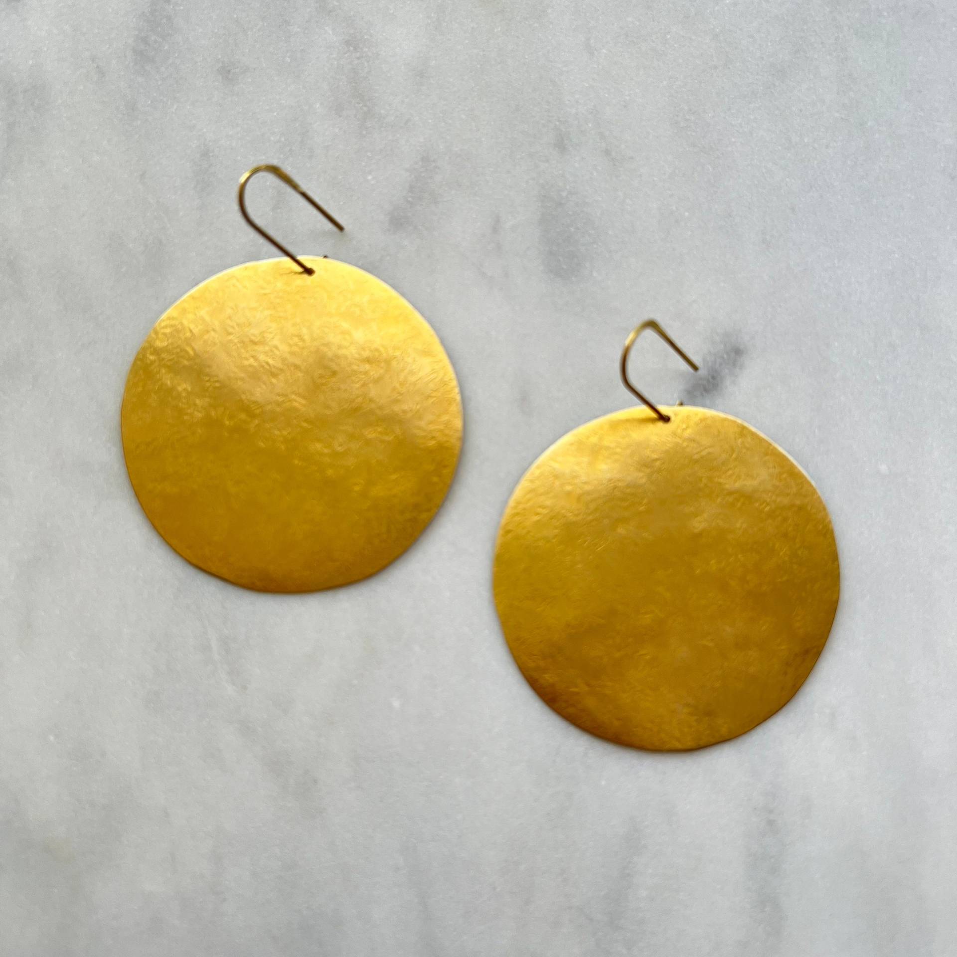 Extra Große Mond Ohrringe, 5cm Scheiben Ohrhänger, Statement Ohrschmuck, Gehämmerte Messing Kreise Extra Große Mond Ohrringe, 5cm Scheiben Ohrhänger, Statement Ohrschmuck, Gehämmerte Messing Kreise von gudbling