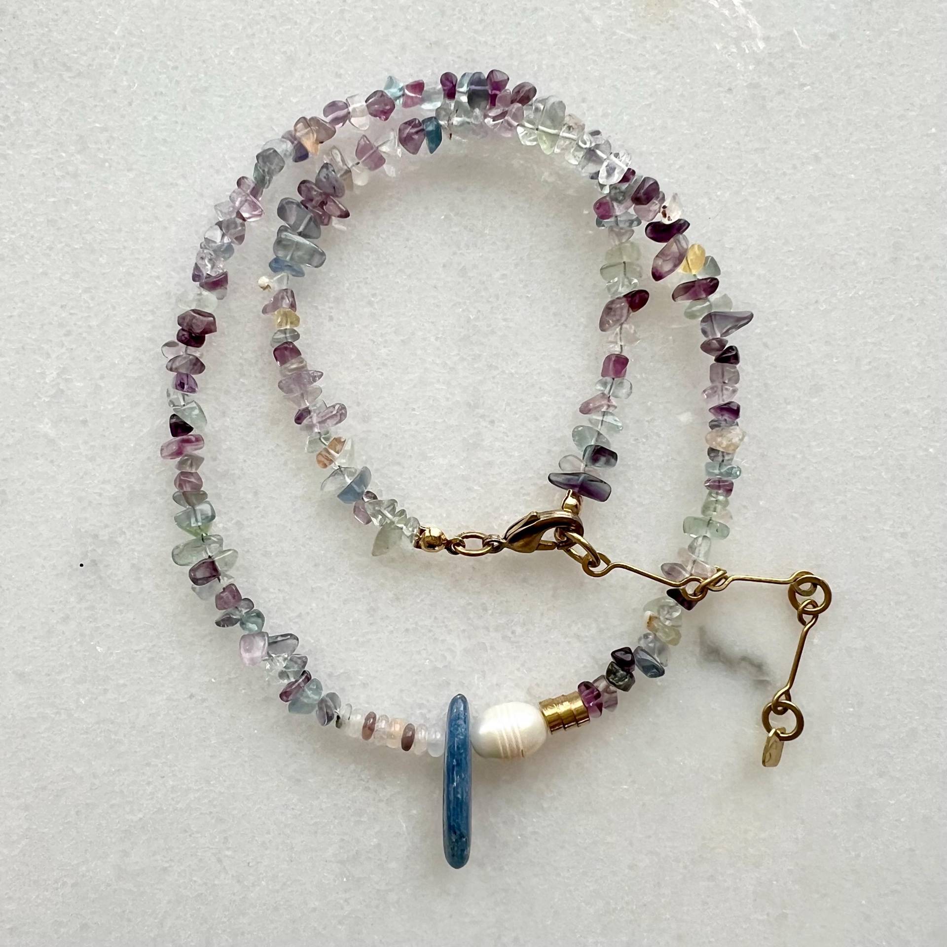 Fluorit Halskette Mit Kyanit Stein Und Süßwasserperle, Bunte Schmuckstein Perlenkette Fluorit Halskette Mit Kyanit Stein Und Süßwasserperle, Bunte Schmuckstein Perlenkette von gudbling
