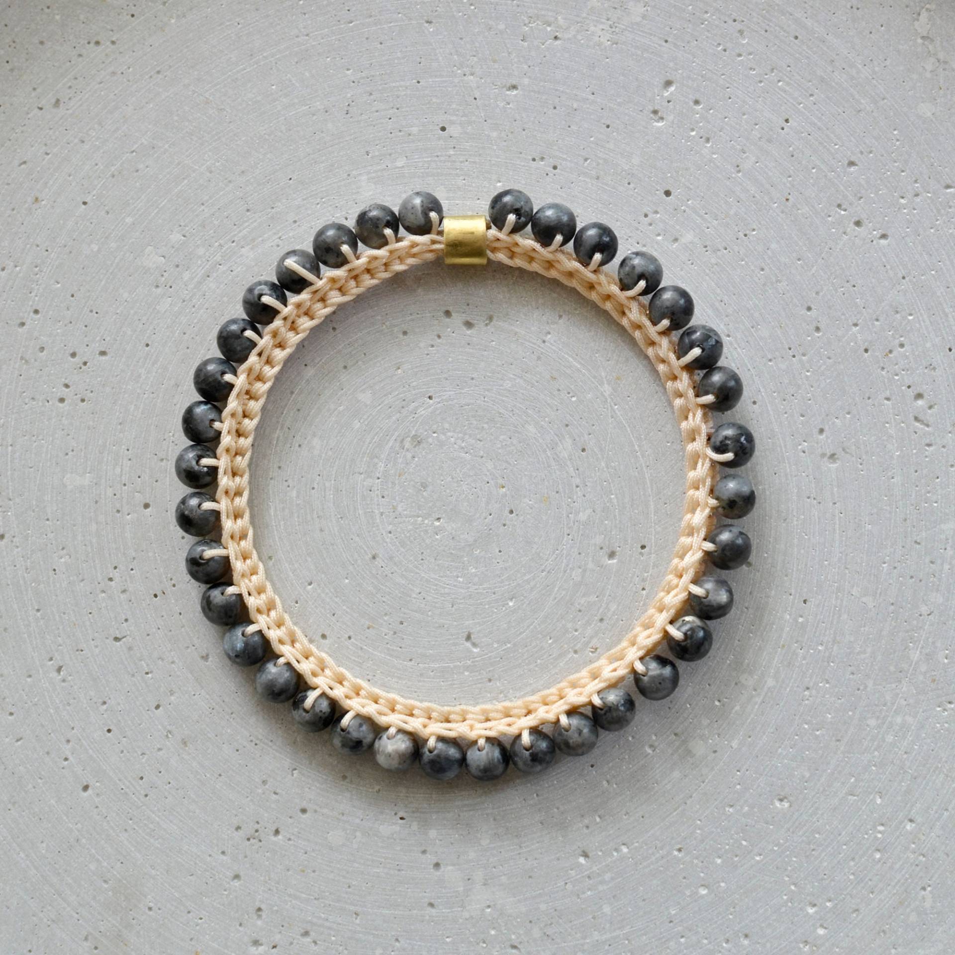 Labradorit Armreifen, Umhäkeltes Armband Mit Blassrosa Nylonkordel Und Schmuckstein Perlen Labradorit Armreifen, Umhäkeltes Armband Mit Blassrosa Nylonkordel Und Schmuckstein Perlen von gudbling