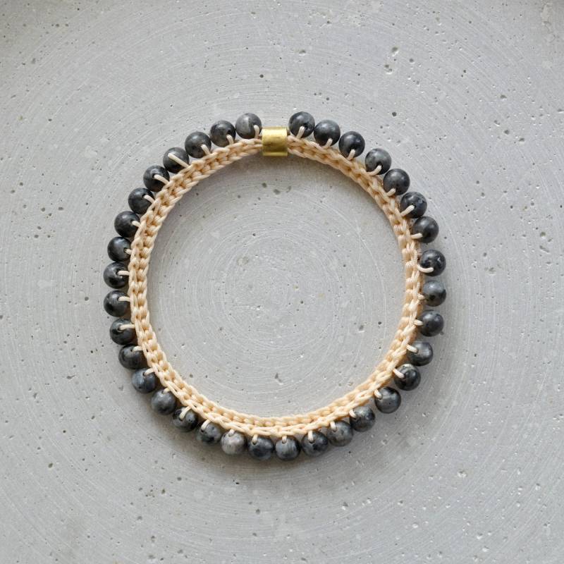 Labradorit Armreifen, Umhäkeltes Armband Mit Blassrosa Nylonkordel Und Schmuckstein Perlen Labradorit Armreifen, Umhäkeltes Armband Mit Blassrosa Nylonkordel Und Schmuckstein Perlen von gudbling