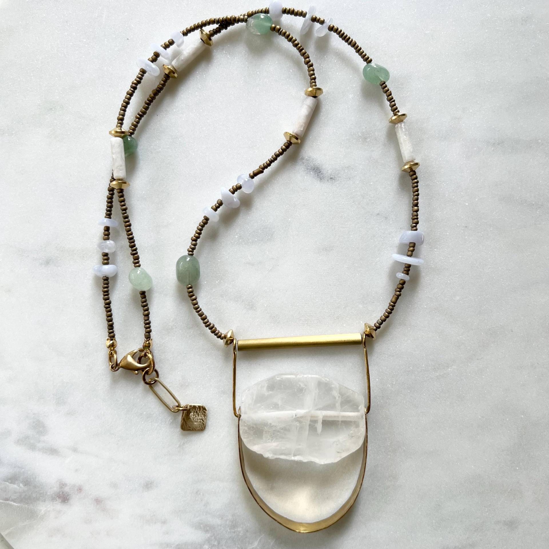 Lange Gemischte Perlenkette Mit Großem Quarz Anhänger, Handgemachter Statement Schmuck, Boho Halskette Lange Gemischte Perlenkette Mit Großem Quarz Anhänger, Handgemachter Statement Schmuck, Boho Halskette von gudbling