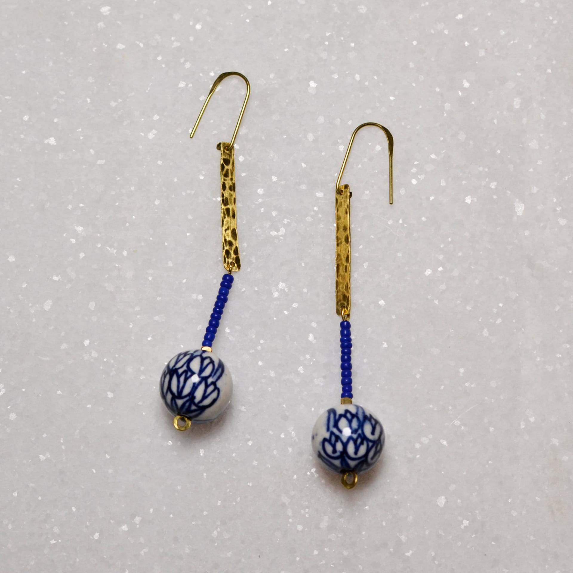 Lange Hängeohrringe Mit Großen Delfter Tulpen Keramikperlen, Royalblaue Perlen Ohrringe Lange Hängeohrringe Mit Großen Delfter Tulpen Keramikperlen, Royalblaue Perlen Ohrringe von gudbling