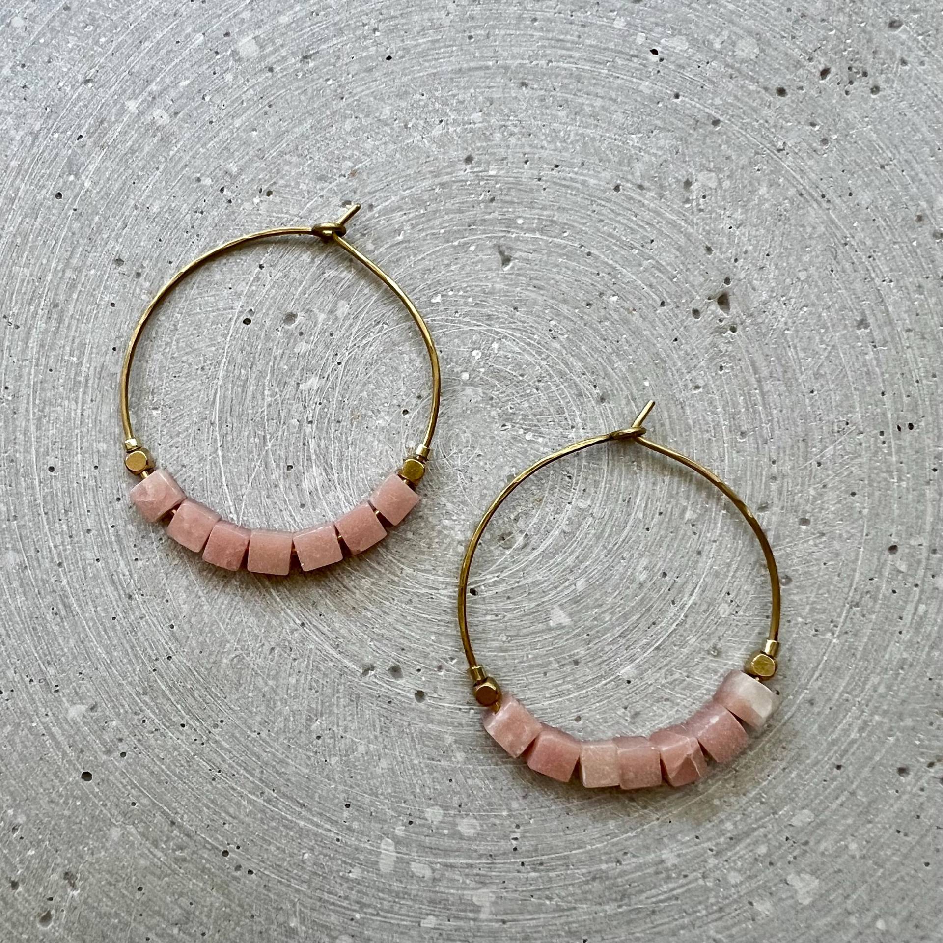 Pink Opal Kreolen Mit Feinen Würfel Perlen, Rosa Hoop Ohrringe, Handgemachte Messing Creolen Pink Opal Kreolen Mit Feinen Würfel Perlen, Rosa Hoop Ohrringe, Handgemachte Messing Creolen von gudbling