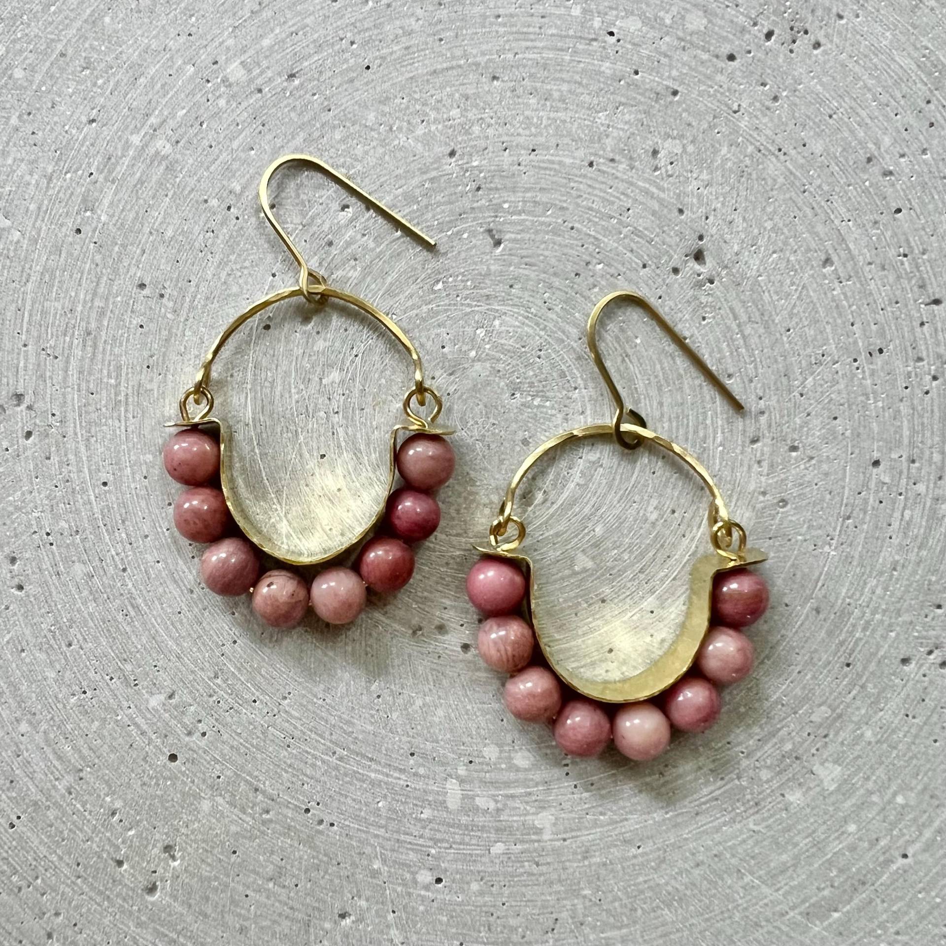 Rhodochrosit Hoop Ohrringe, Rosa Statement Ohrhänger Mit Gehämmerten Messing Elementen, Naturstein Schmuck Rhodochrosit Hoop Ohrringe, Rosa Statement Ohrhänger Mit Gehämmerten Messing Elementen, Naturstein Schmuck von gudbling