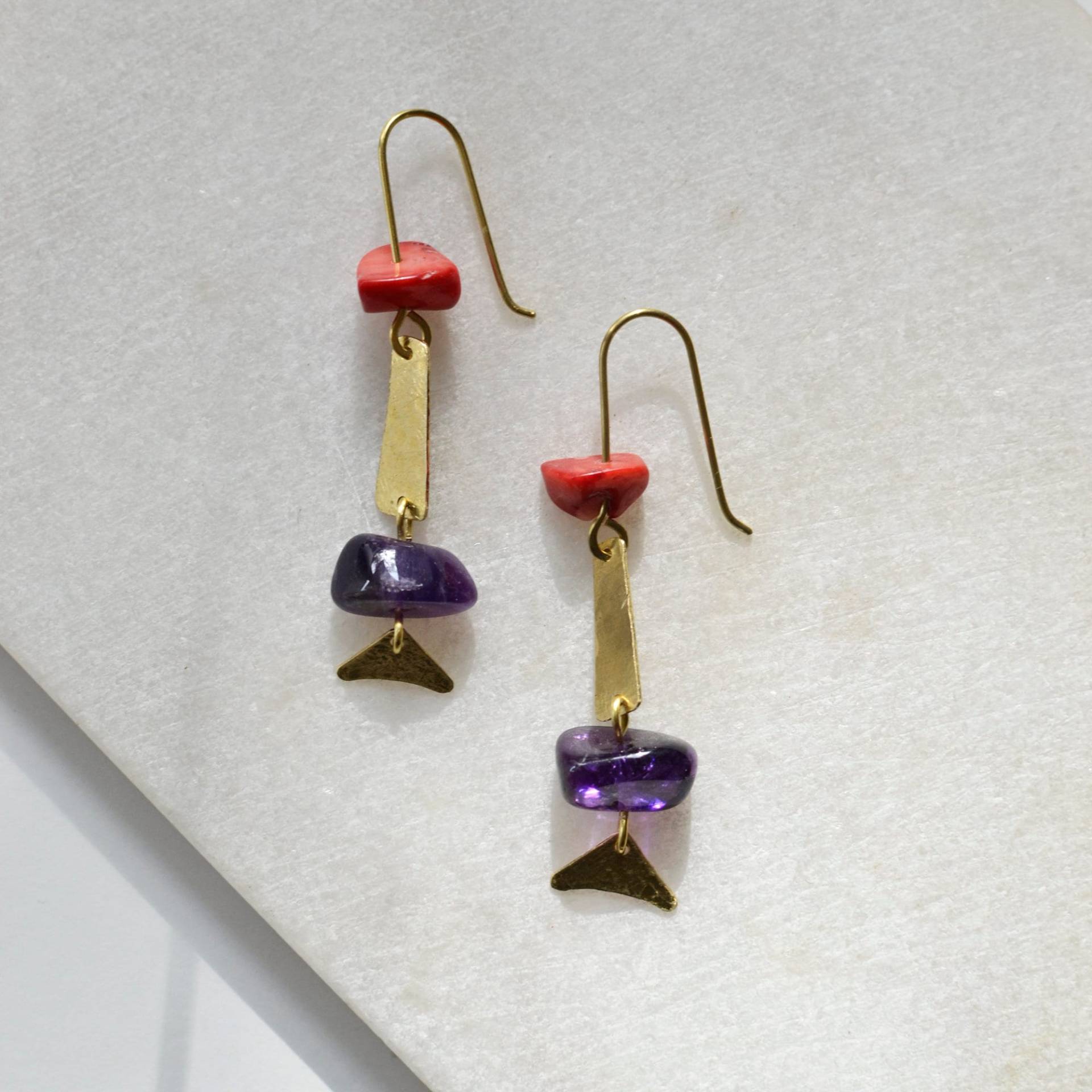 Vintage Koralle Und Amethyst Hängeohrringe, Gehämmerte Messing Ohrringe Mit Schmucksteinen, Slow Jewelry Vintage Koralle Und Amethyst Hängeohrringe, Gehämmerte Messing Ohrringe Mit Schmucksteinen, Slow Jewelry von gudbling