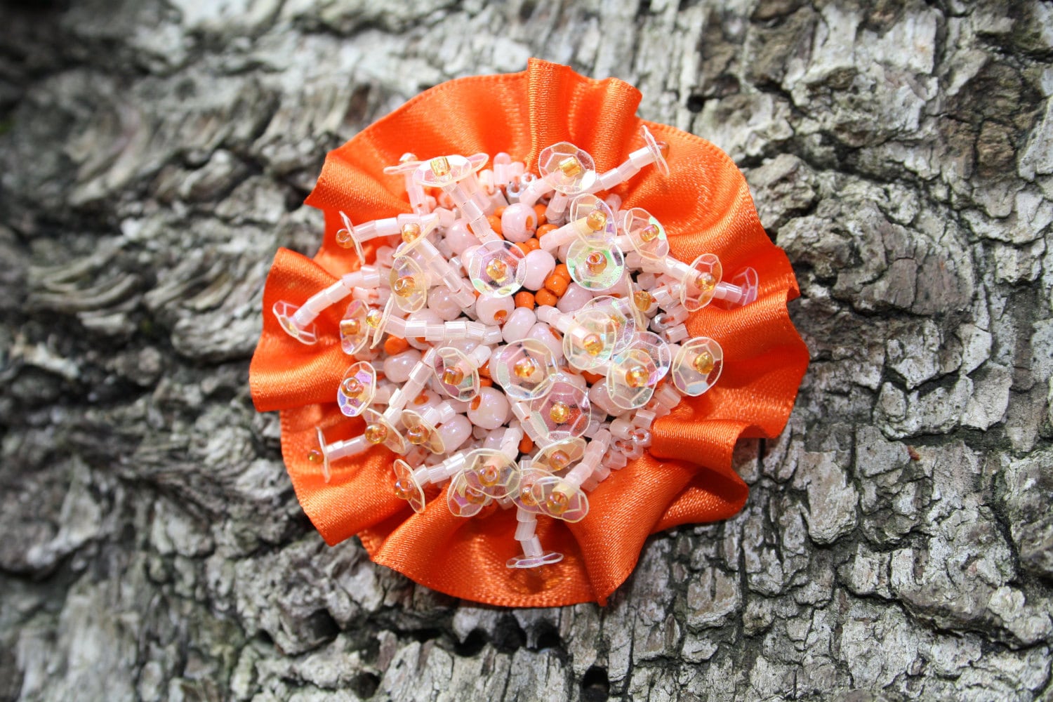 Handgemachte Perlen Brosche Orange Satinband Anstecknadel Handgemachte Perlen Brosche Orange Satinband Anstecknadel von gunalosane