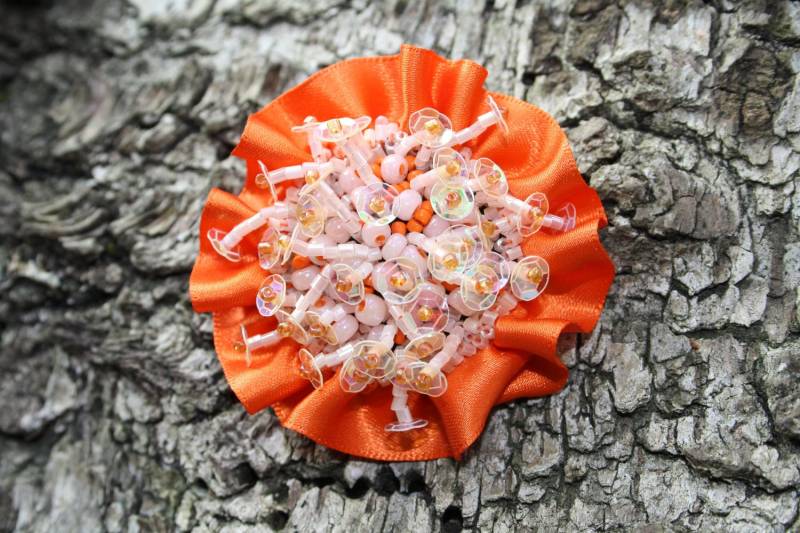 Handgemachte Perlen Brosche Orange Satinband Anstecknadel Handgemachte Perlen Brosche Orange Satinband Anstecknadel von gunalosane