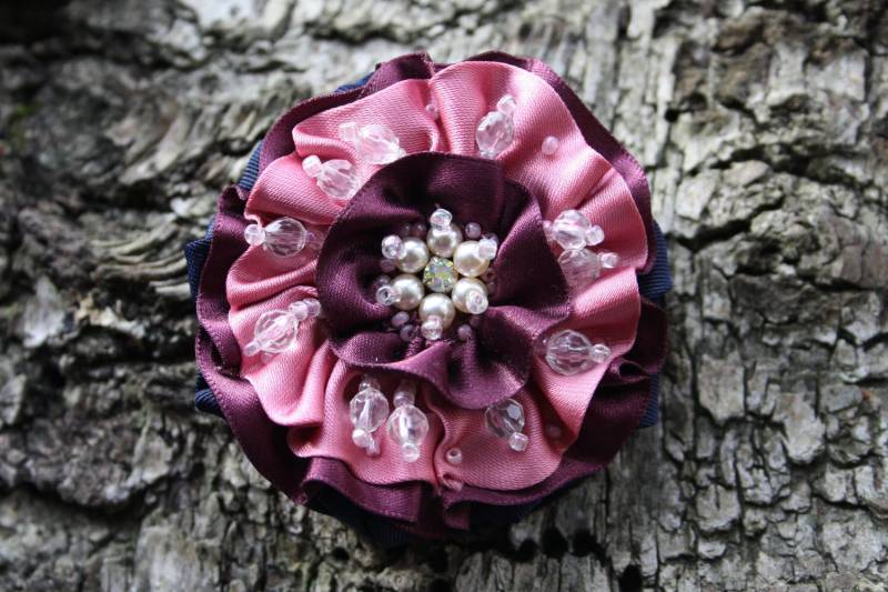 Rosa Brosche, Pink Lila Dunkel Blau Perlen Pin Mit Swarovski Kristall Rosa Brosche, Pink Lila Dunkel Blau Perlen Pin Mit Swarovski Kristall von gunalosane