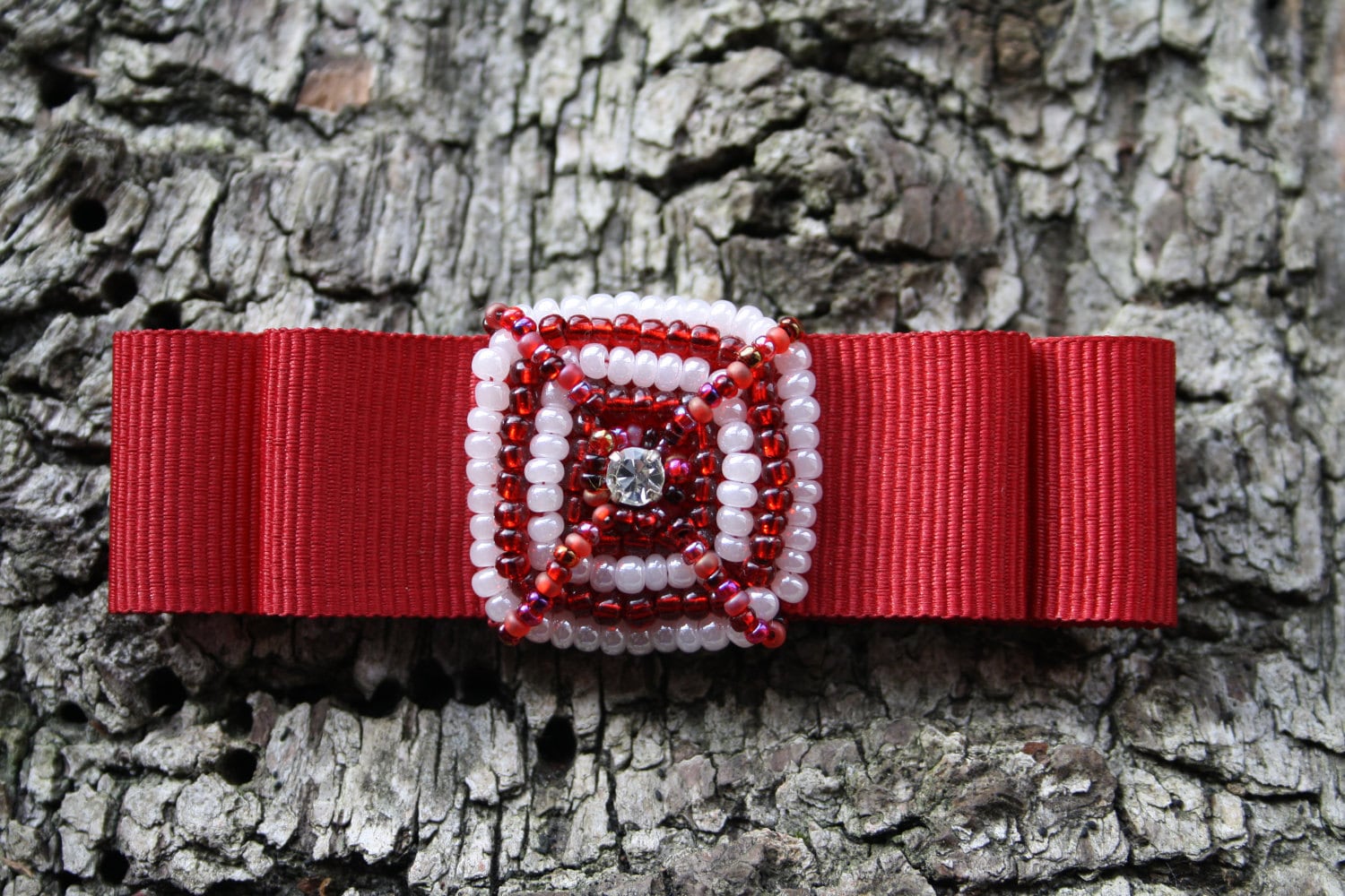 Rot-Weiße Schleifenbrosche Mit Swarovski-Kristall, Rote Perlennadel Rot-Weiße Schleifenbrosche Mit Swarovski-Kristall, Rote Perlennadel von gunalosane