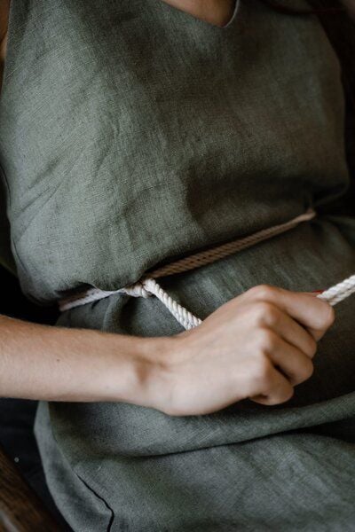 gust. Leinenkleid mit V-Ausschnitt - Linen dress with V-neckline - 100% Bio-Leinen von gust.