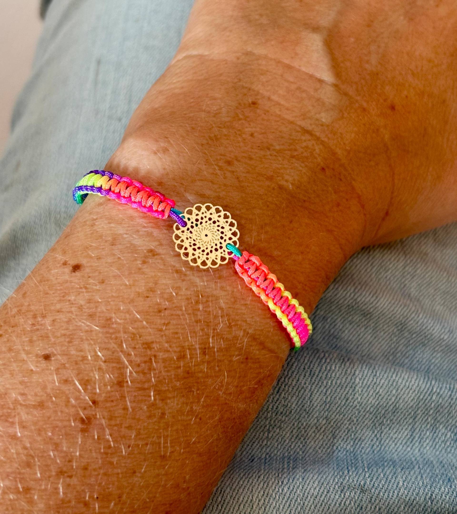 Makramee Armband Mit Goldenem Blumenverbinder // Größe Variabel Einstellbar von haasenwerk24