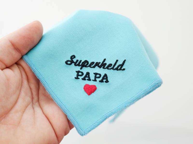 Superheld Papa Mit Herz; Besticktes Taschentuch Oder Einstecktuch; Superheld Papa Mit Herz; Besticktes Taschentuch Oder Einstecktuch; von habseligkeiten
