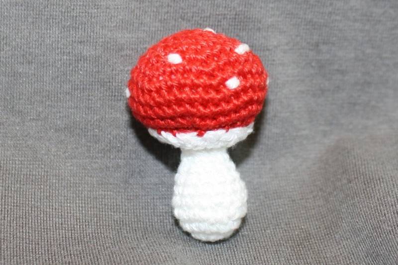 Amigurumi Glückspilz Mit Rundem Hut Und Schlüsselanhänger von haekelmaeuse
