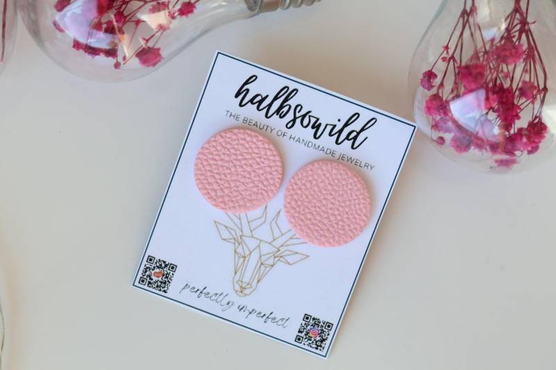 Baby Rosa Ohrstecker, Runde Ohrringe Rot, Ohrringe Leder Muster, Pastell Matte Geschenk Geburtstag von halbsowild