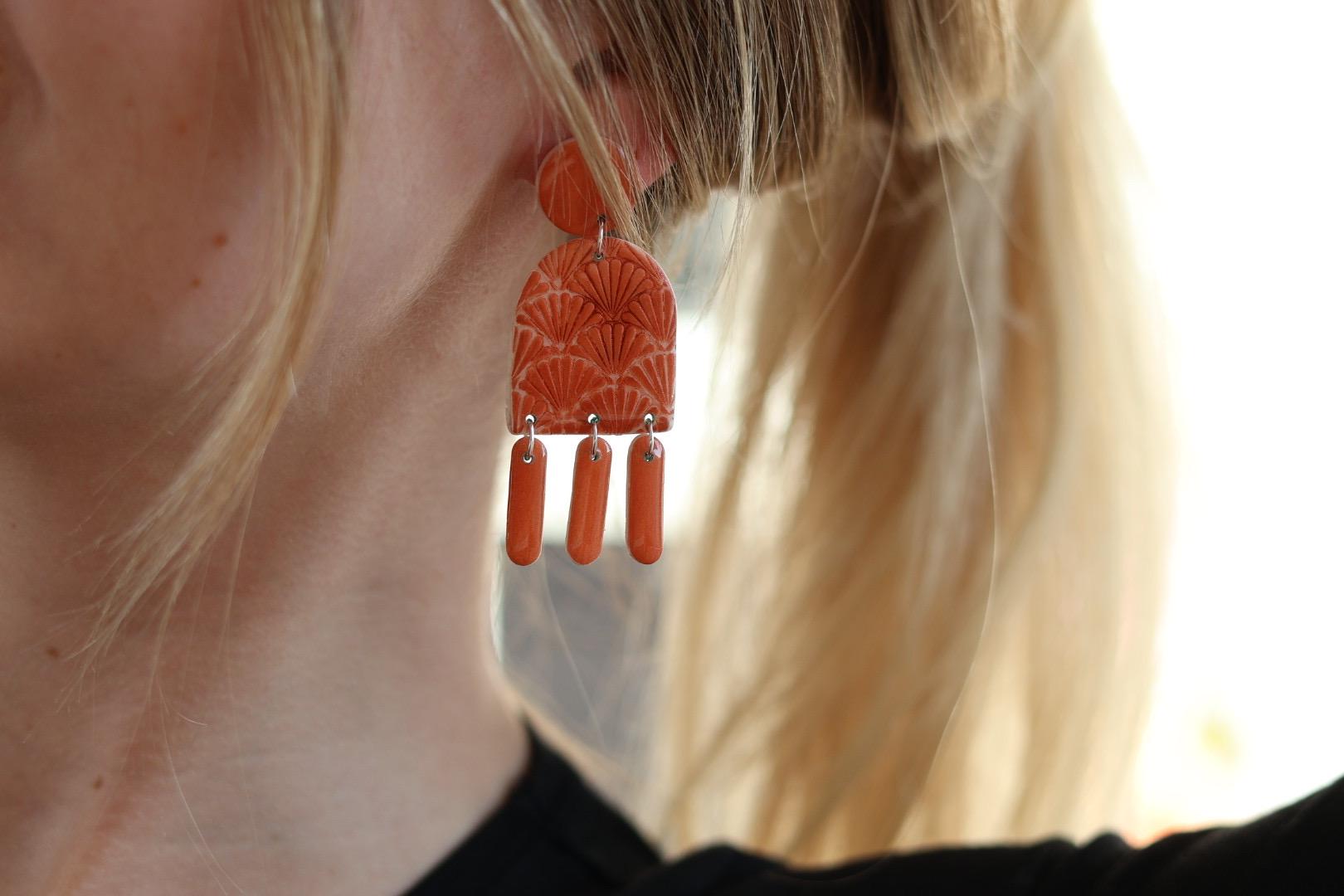 Braune Hängeohrringe Mit Tropfen, Fimo Ohrringe, Geschenk Muttertag, Freundin, Elegante Leichte Hängeohrringe, Ohrringe Muster von halbsowild