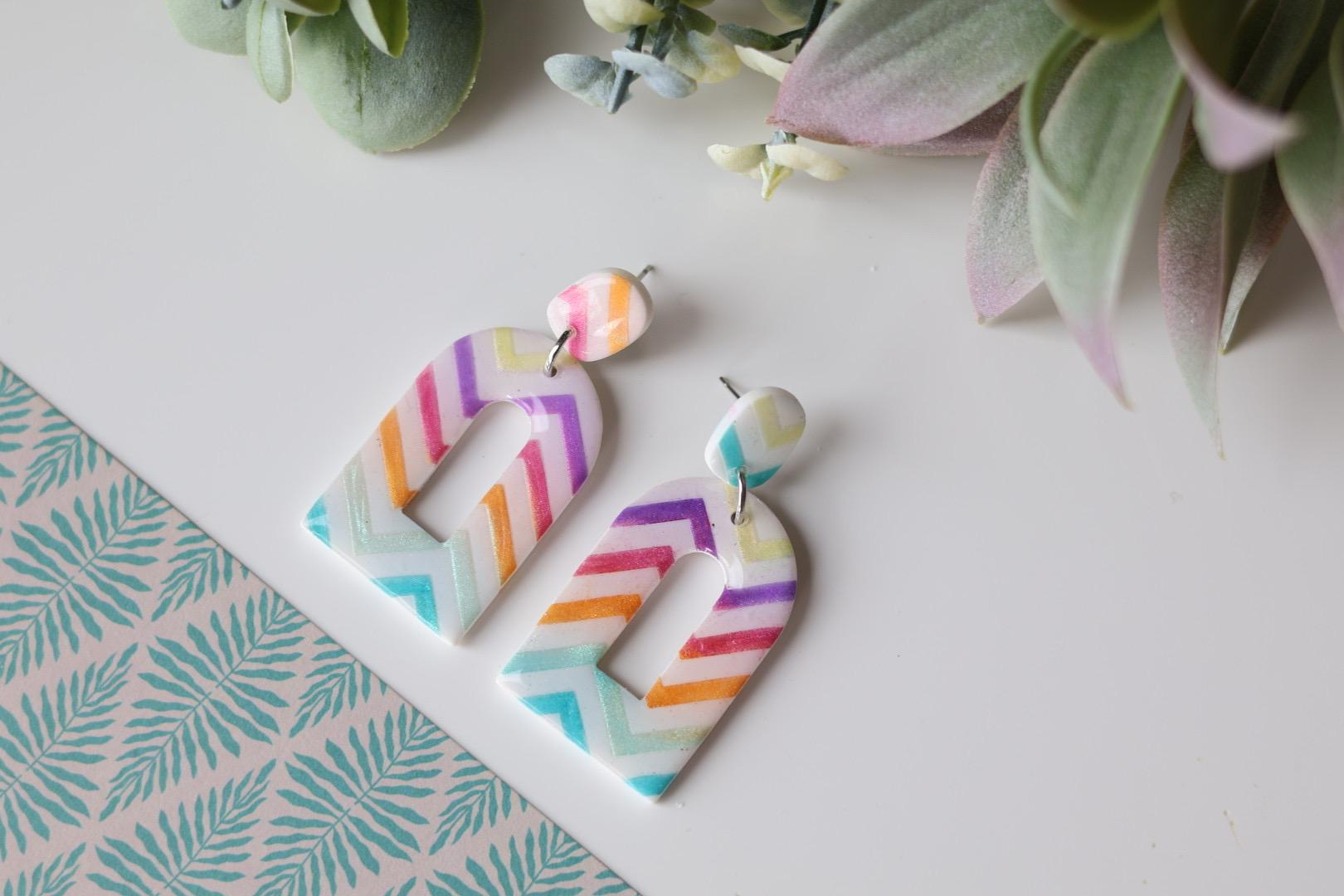 Bunte Hängeohrringe, Gestreifte Ohrringe, Hängeohrringe Mit Muster, Regenbogen Geschenk Für Mama, Freundin, Fimo von halbsowild