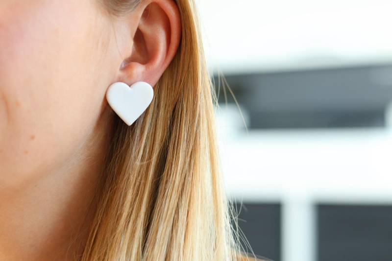 Weiße Herz Ohrstecker, Ohrringe Herz, Herzohrringe Weiß Matt, Geschenk Für Freundin, Herzchen Ohrringe, Nickelfreie Fimo Ohrring von halbsowild