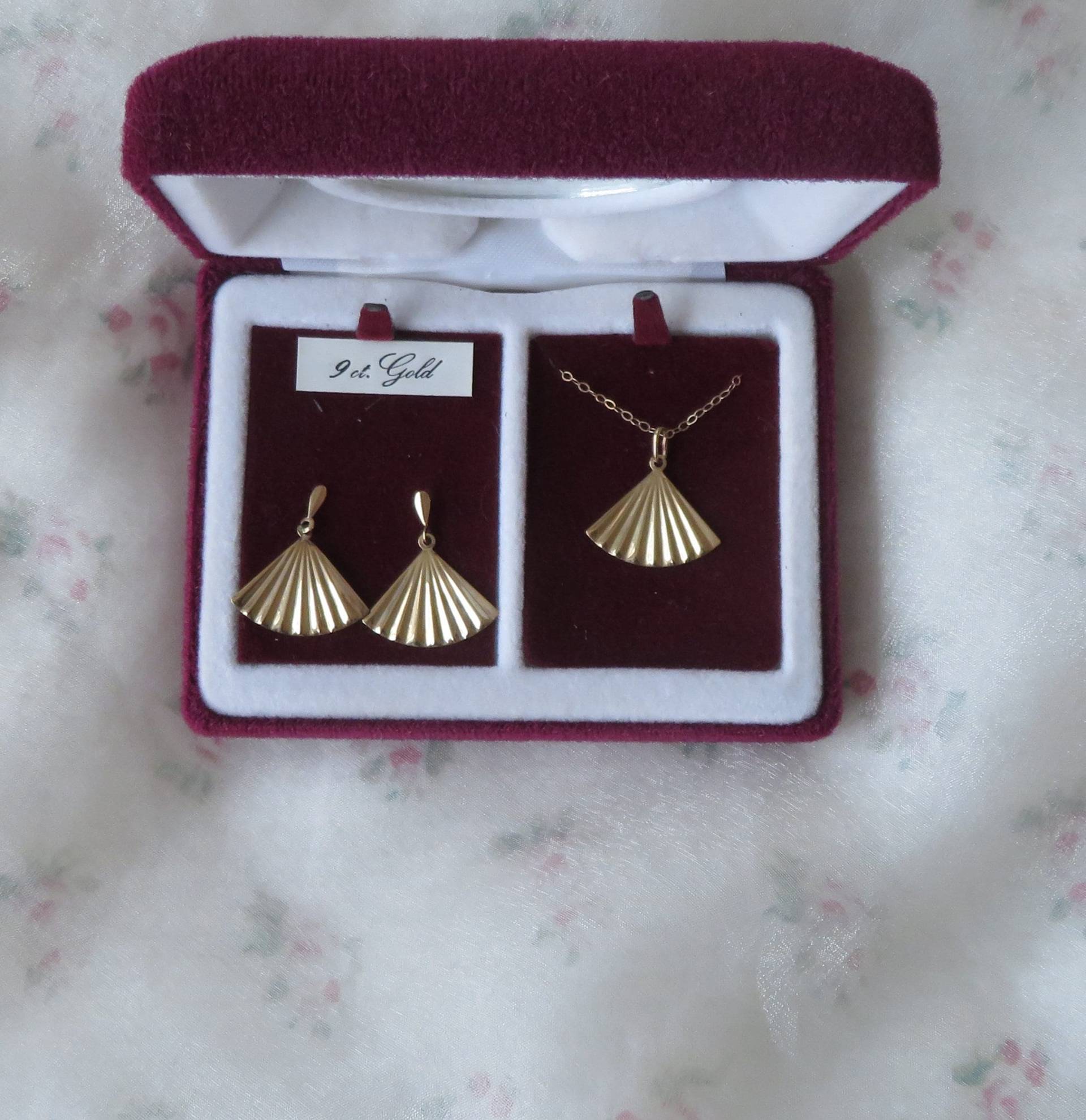 9 Karat 9K Gold Halskette Und Ohrringe Set - Fächerform Verpackt 9 Karat 9K Gold Halskette Und Ohrringe Set - Fächerform Verpackt von halifaxglitznglamour