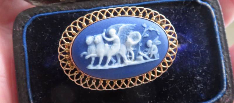 Seltener Fund - Antike Wedgwood 9 Karat Gold Brosche Dunkelblaue Jasper Ware Engel, Amor Und Löwen Made in England von halifaxglitznglamour