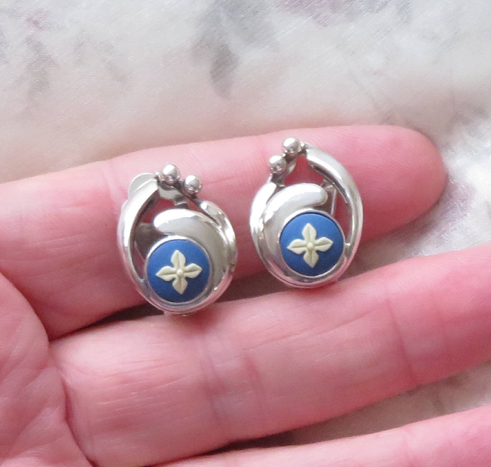 Wedgwood Sterling Silber Ohrclips - Royal Blue Jasper Ware Floral Verziert Wedgwood Sterling Silber Ohrclips - Royal Blue Jasper Ware Floral Verziert von halifaxglitznglamour