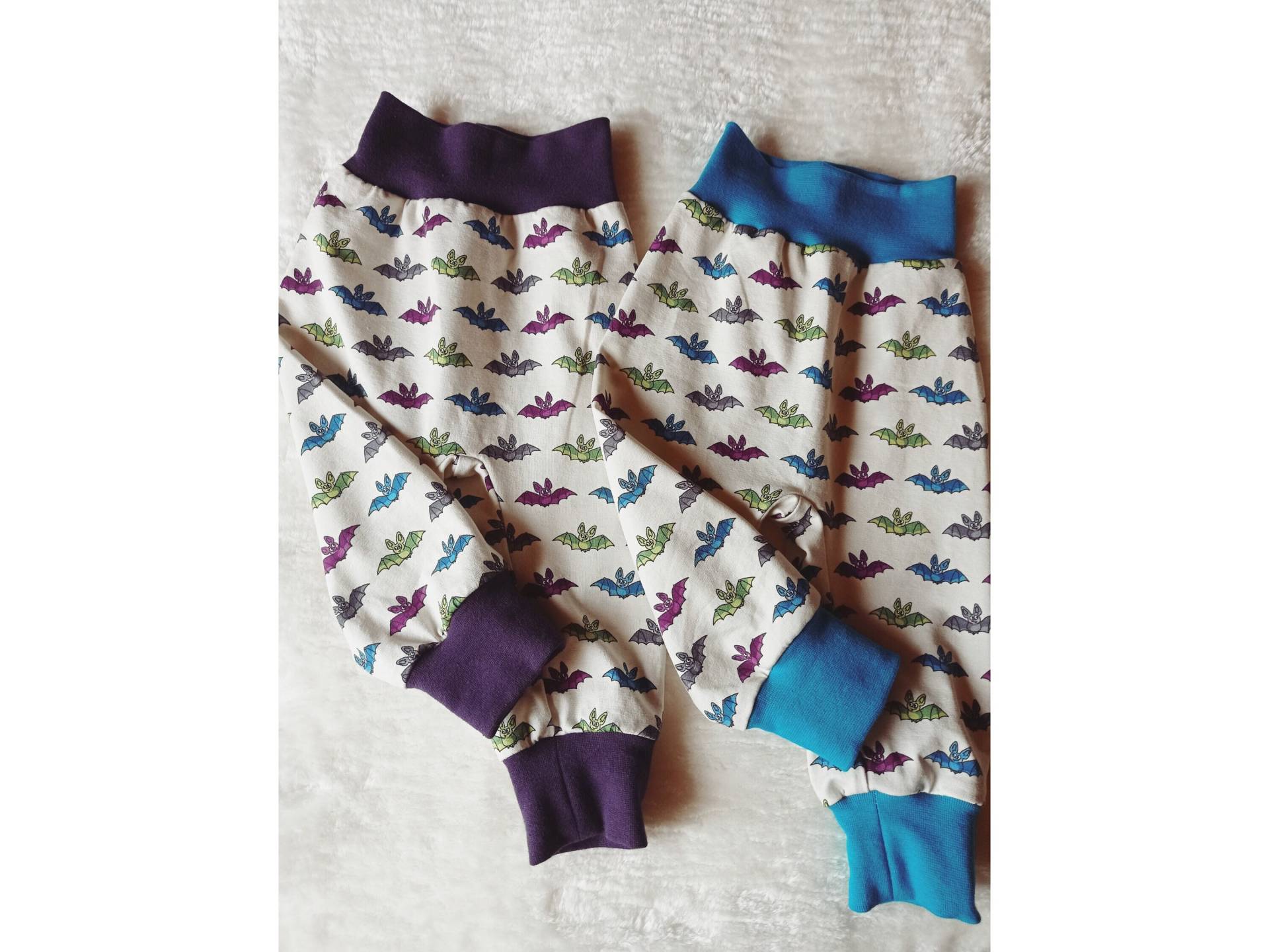 Babypumphose Mit Fledermäusen, Jerseyhose, Verschiedene Bündchen, Größe 56 Babypumphose Mit Fledermäusen, Jerseyhose, Verschiedene Bündchen, Größe 56 von handgenaehtbyclaudia