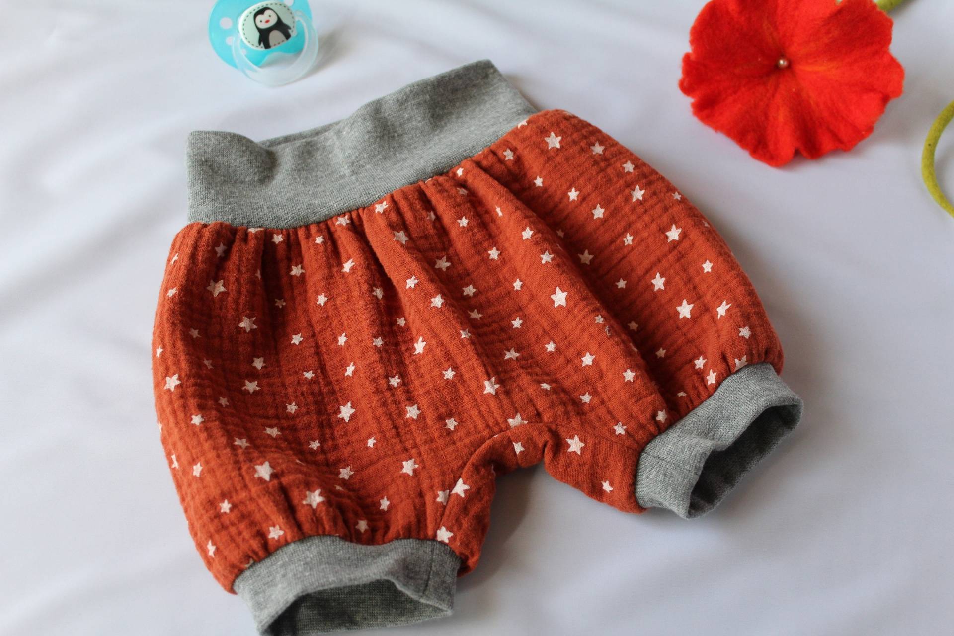 Kurze Pumphose, Sommerhose, Spielhose Mit Sternchen in Den Größen 56/62, 68/74 Und 110/116 Kurze Pumphose, Sommerhose, Spielhose Mit Sternchen in Den Größen 56/62, 68/74 Und 110/116 von handgenaehtbyclaudia