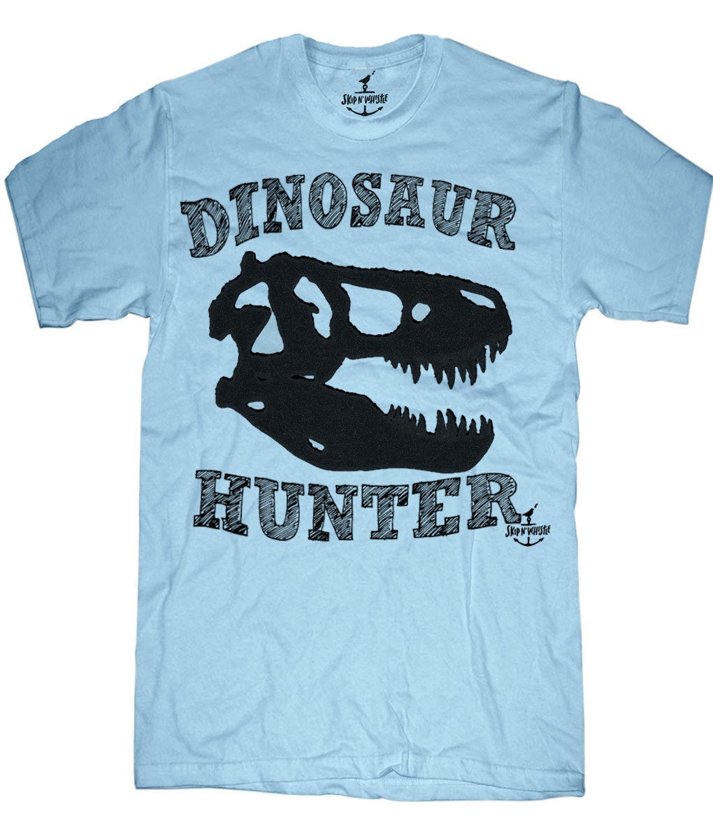 Dinosaur Hunter Herren T-Shirt 8 Farbvarianten Größen Sm Med Lg Xl Xxl Skip N Whistle von handjobdesign