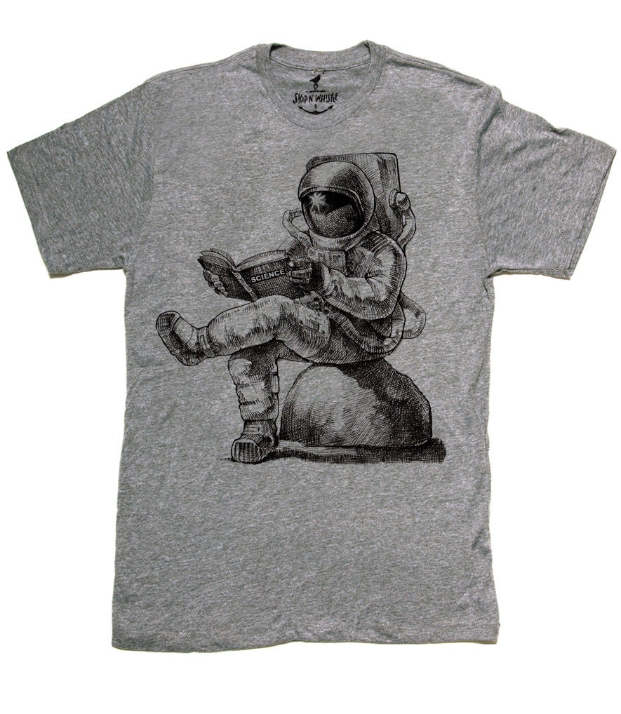 Herren Unisex T-Shirt - Astronaut Lesebuch Größen Sm Med Lg Xl Xxl von handjobdesign