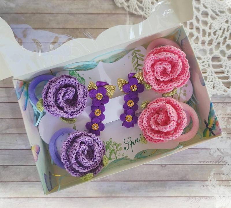 Fairy Flower Accessoires Set - Handgemachte Gehäkelte Rosen-Haarbänder, Violette Blumen-Haarspangen von handmadeByPovitrulya