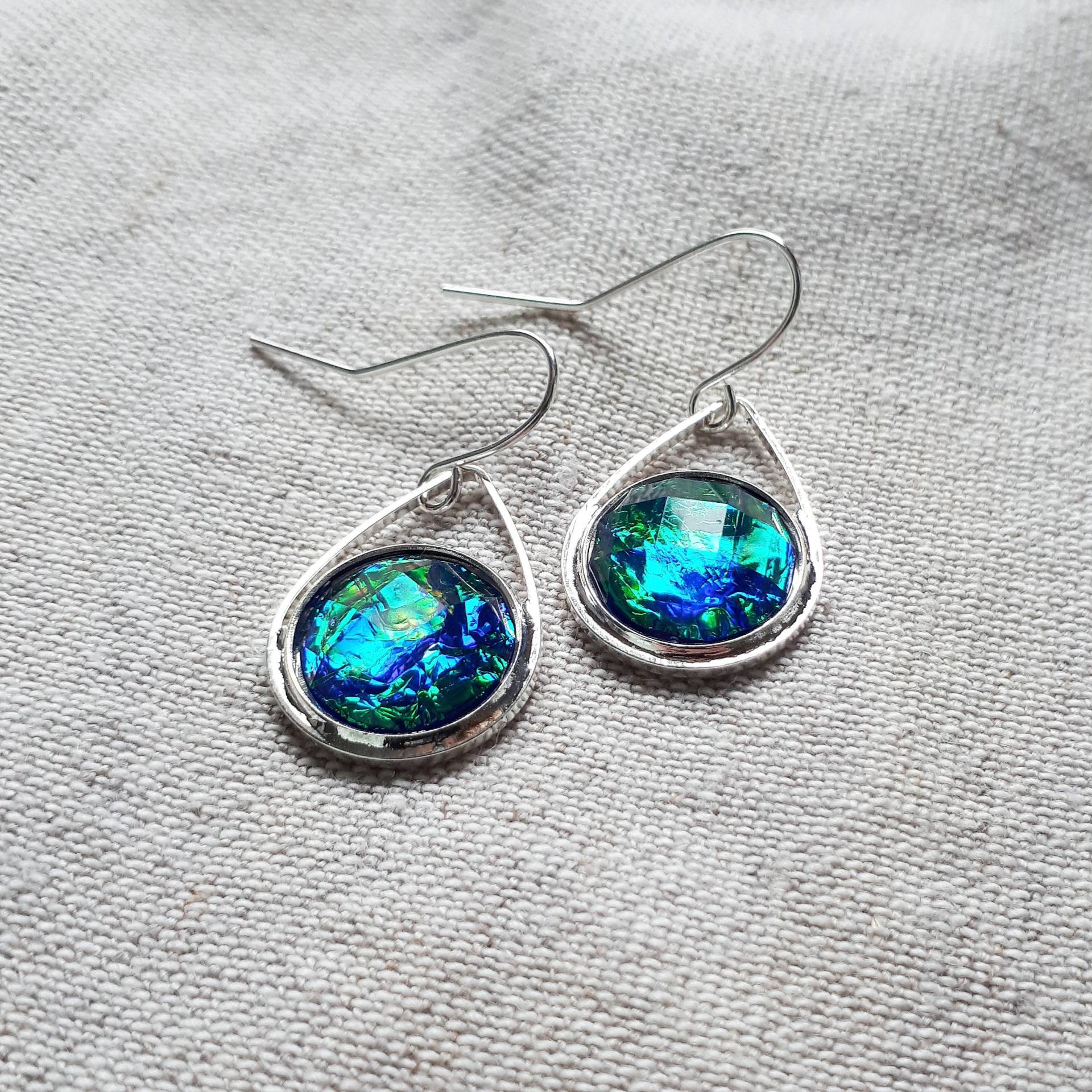 Aurora Borealis Ohrringe Schillernde Harztropfen-Ohrringe Aurora Borealis Ohrringe Schillernde Harztropfen-Ohrringe von handmadeMTLjewelry