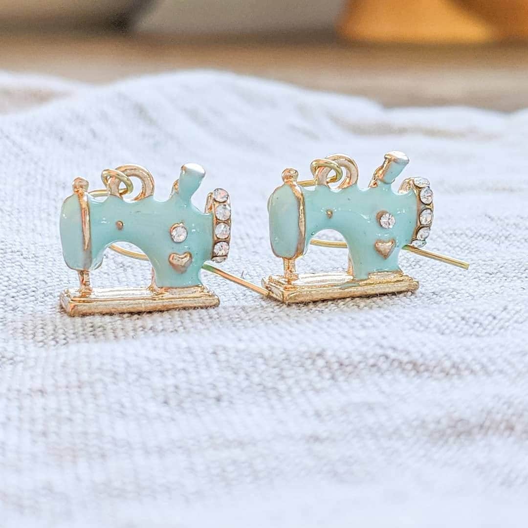 Miniatur Nähmaschine Ohrringe, Näherin Kawaii Geschenkidee, Weihnachtsgeschenk Für Sie, Süße Mini Ohrringe Miniatur Nähmaschine Ohrringe, Näherin Kawaii Geschenkidee, Weihnachtsgeschenk Für Sie, Süße Mini Ohrringe von handmadeMTLjewelry