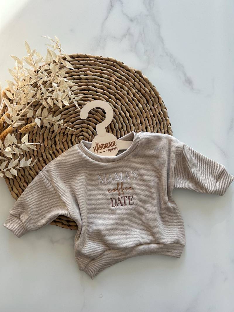 Personalisierter Oversize Sweater | Pullover Babypullover Unisex Gerippt Bestickt Mama's Coffee Date von handmadebydzesy