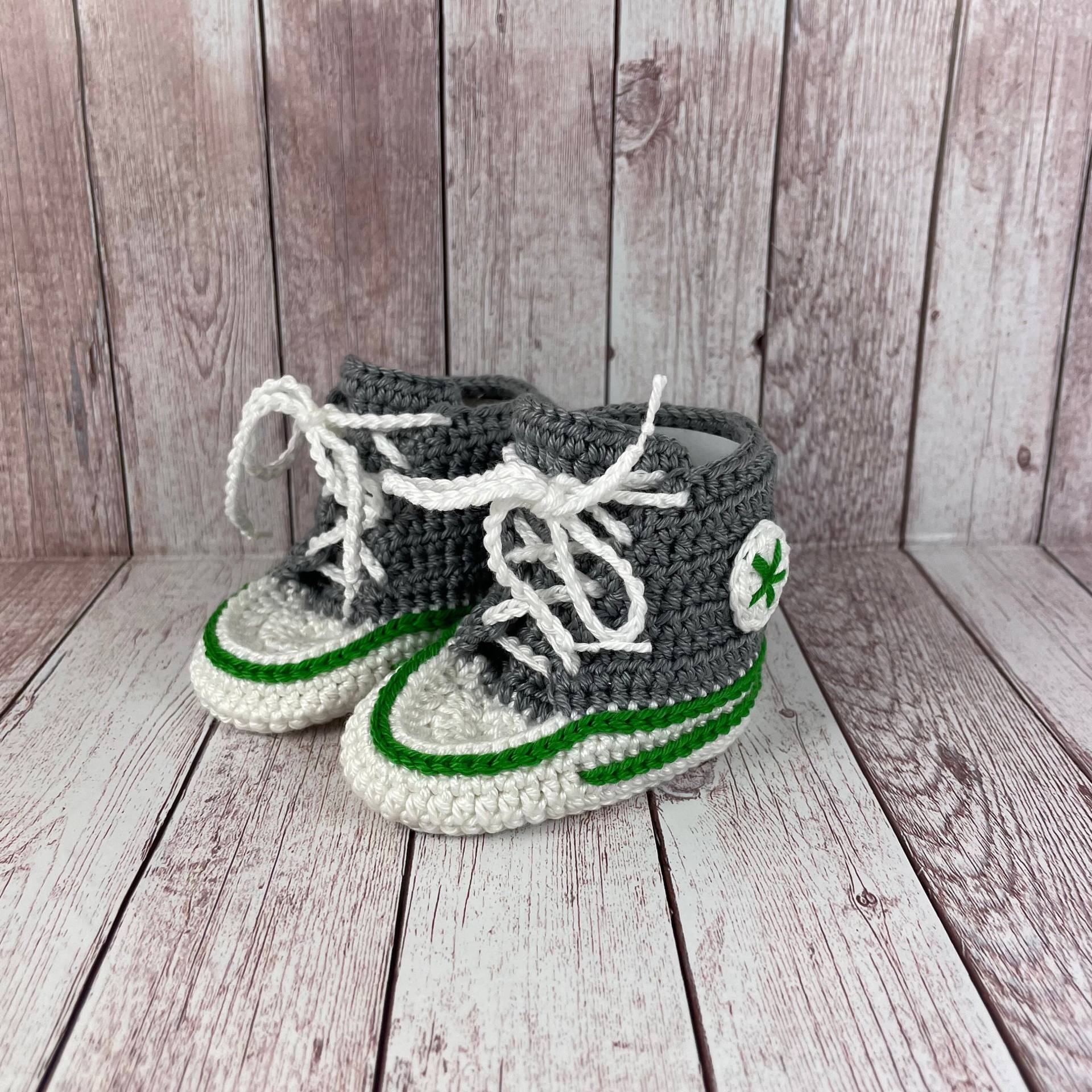 Babyschuhe Gehäkelt, Baby Turnschuhe Gestrickt, Sneaker, Babysocken, Modern, Grau, Geschenk Geburt Baby von handmadebyhe84