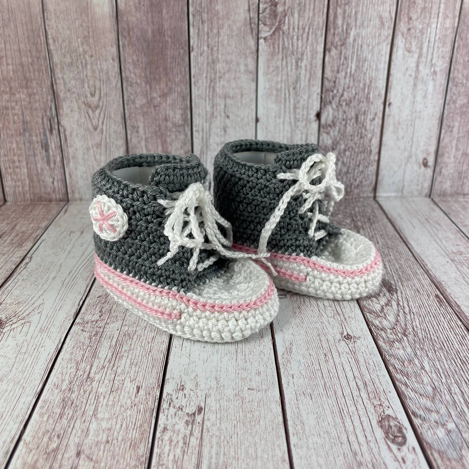 Babyschuhe Gehäkelt Turnschuhe Sneaker Gestrickt Babyturnschuhe Strickschuhe Baby Gechenk Geburt Rosa Grau von handmadebyhe84