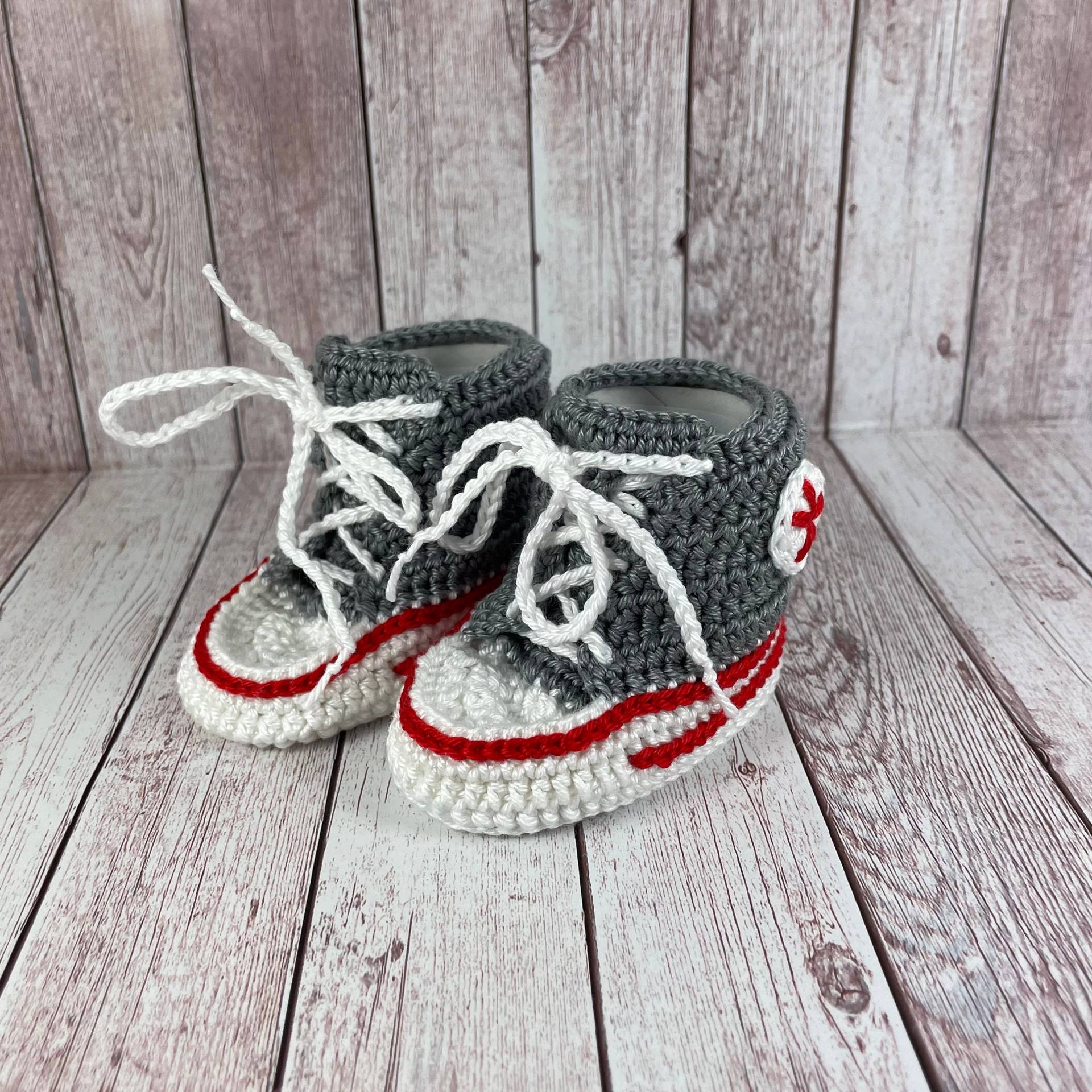 Babyschuhe Gestrickt Geschenk Geburt Baby Turnschuhe Gehäkelt Sneaker Babyschühchen Babysocken von handmadebyhe84