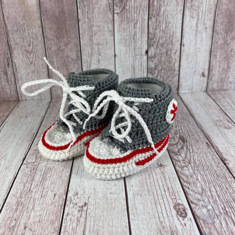 Babyschuhe Gestrickt Geschenk Geburt Baby Turnschuhe Gehäkelt Sneaker Babyschühchen Babysocken von handmadebyhe84