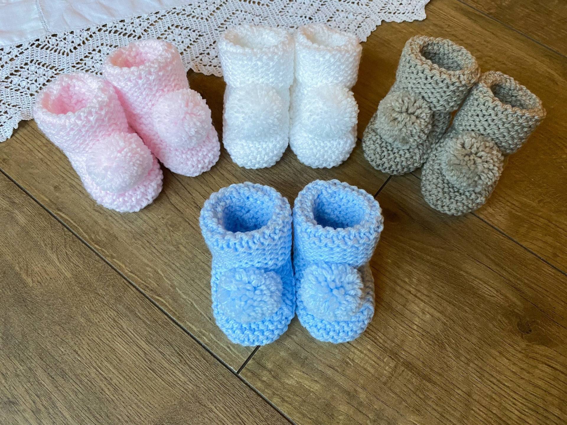 Handgestrickte Baby Booties Mit Bommeln 0-6 Monate von handmadebyjayneuk