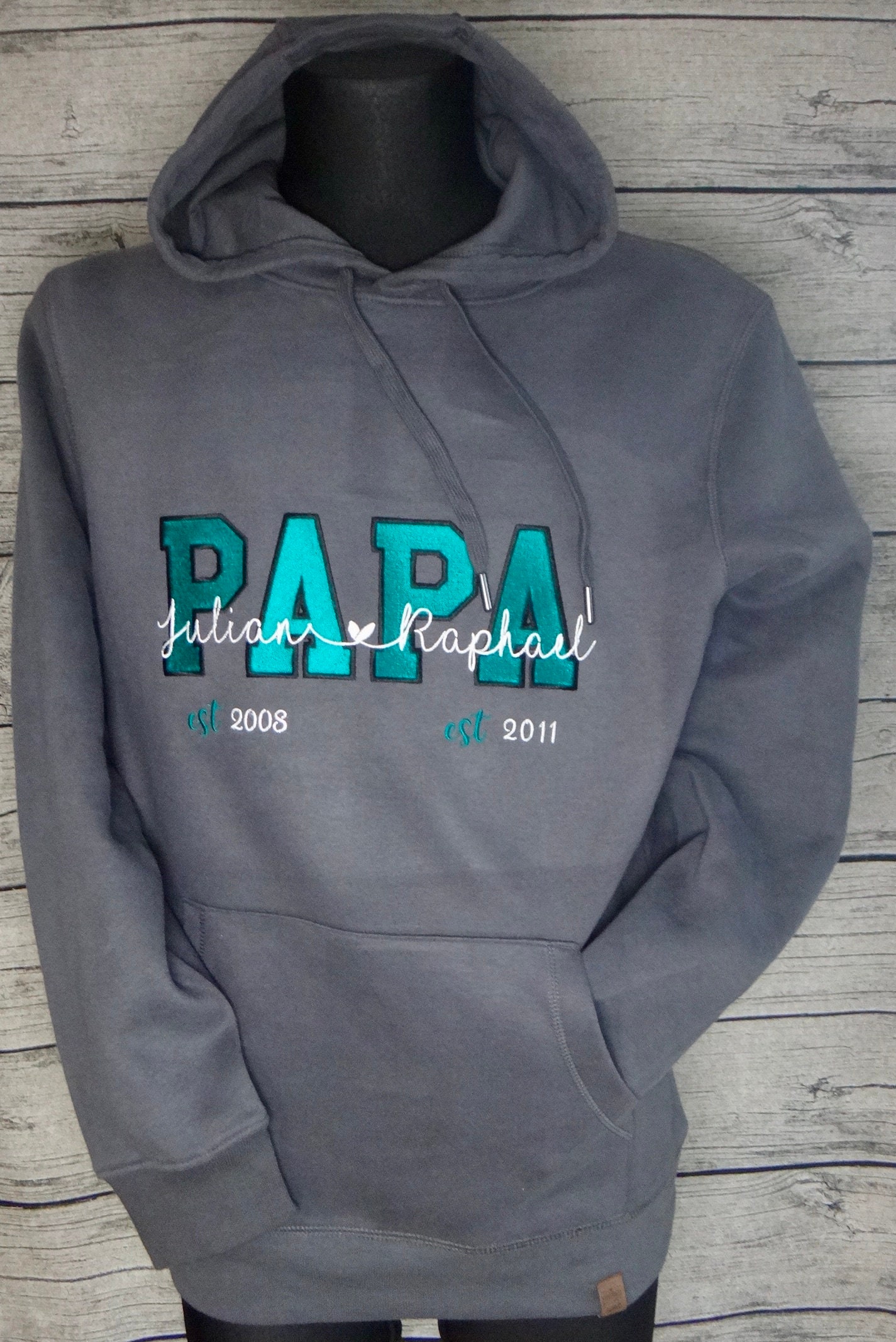 Papa Hoodie Dad Kapuzenpullover Individuell Personalisiert Mit Den Namen/ Geburtsjahr Der Kinder Gestickt Keine Folie Geschenk Vater Familie Papa Hoodie Dad Kapuzenpullover Individuell Personalisiert Mit Den Namen/ Geburtsjahr Der Kinder Gestickt Keine Folie Geschenk Vater Familie von handmadebyjurali