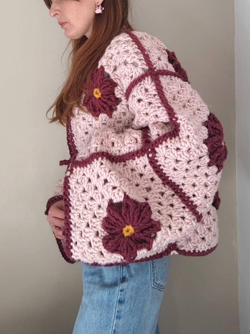 Handgemachte Häkeljacke Mit Blumenmuster - Patchwork-strickjacke Blumen-strickjacke Große Granny Square-strickjacke von handmadebymarinette